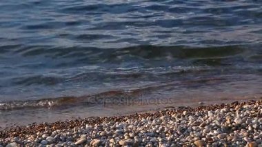Dalgalar Baykal Gölü kıyısına