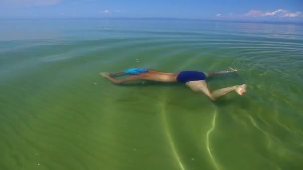 Man swimming under water — Stock Video