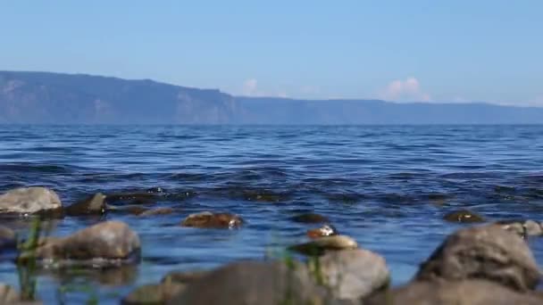 Olas en la orilla del lago Baikal — Vídeo de stock