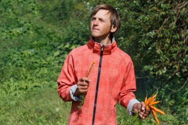 genç adam bir carrot yeme