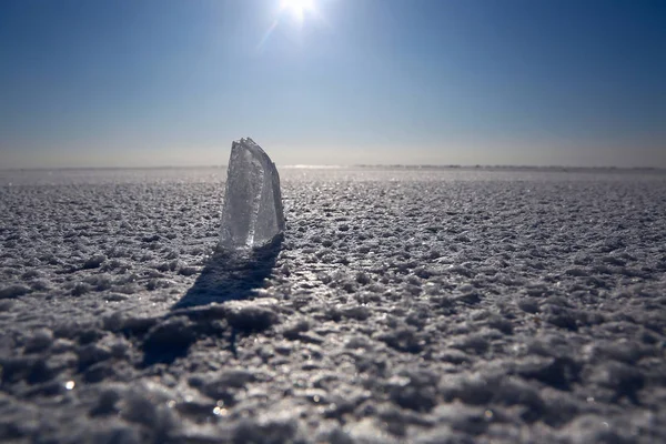 雪贝加尔湖湖的冰柱 — 图库照片