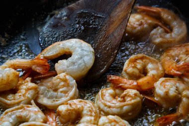 Kaplan karides bir tava yanmış