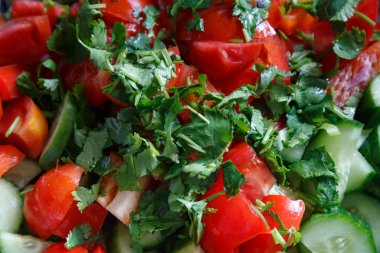 Kırmızı domates ve kişniş yaprakları