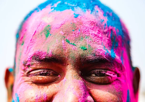 Ojos de un indio con colores en la cara — Foto de Stock