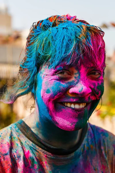 Mujer europea con colores en la cara — Foto de Stock