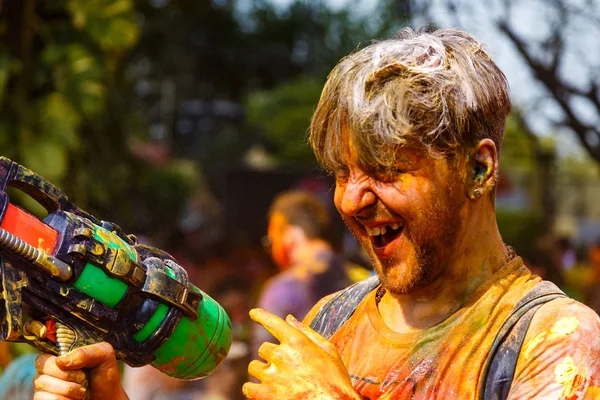 Hombre jugando con colores en el festival Holi en Delhi Holi vaca en — Foto de Stock