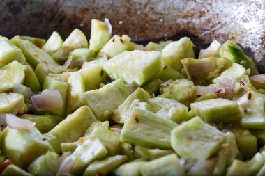 Bir tavada karıştırılmış sebze