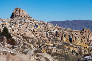 Uçhisar Kapadokya mavi gökyüzü ile bir gün