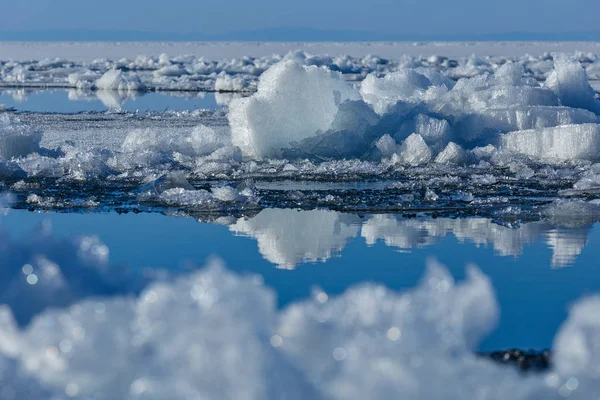 Pezzi di ghiaccio sciolto con acqua — Foto Stock