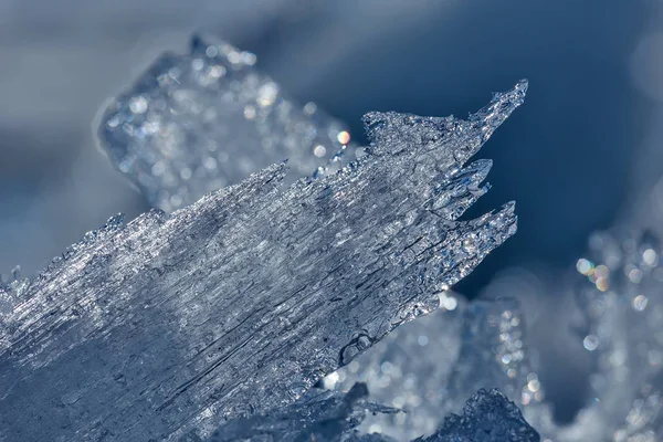 Brilhando icicles com fundo azul — Fotografia de Stock