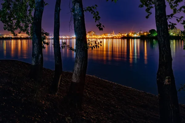 Nattsyn over Ikrutsk by ved bredden av Angara-elven – stockfoto