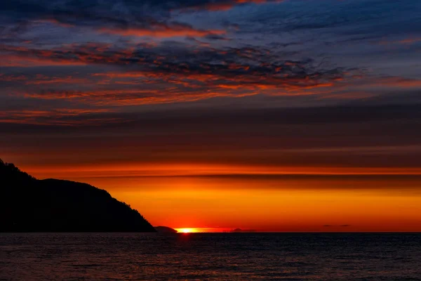 Farbenfroher Sonnenaufgang am Baikalsee mit blauen und roten Wolken — Stockfoto