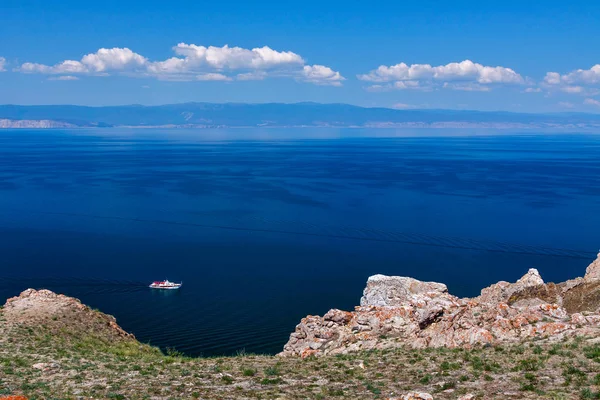Uitzicht op Baikal meer op hete zonnige dag — Stockfoto