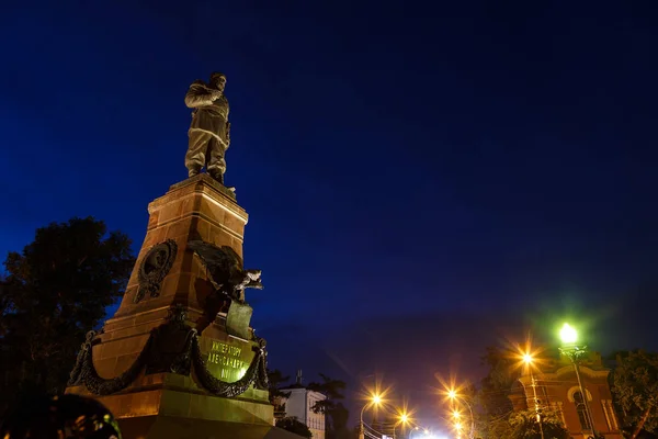 ИРКУТСК, РОССИЯ - ИЮЛЬ 2019: Памятник русскому царю Александру III в сумерках с голубым небом — стоковое фото