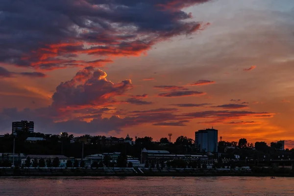 Gün batımında Irkutsk şehrinde Angara nehri ile renkli bulutlar. — Stok fotoğraf
