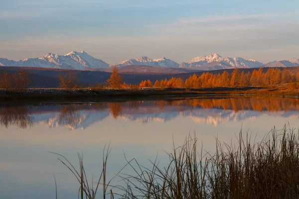 Snowy bergtoppen in de herfst met een rustig meer aan de voorkant — Stockfoto