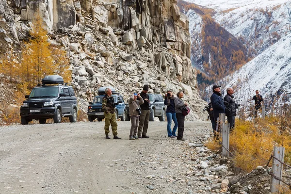 Orlik, Buryatiya, Russia - September 2014: Ομάδα φωτογράφων με τα αυτοκίνητά τους να στέκονται σε χωματόδρομο στα βουνά του Ανατολικού Σαγιάν — Φωτογραφία Αρχείου