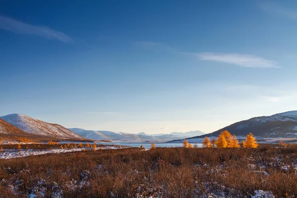 Bergplateau in september bedekt met sneeuw en blauwe lucht — Stockfoto