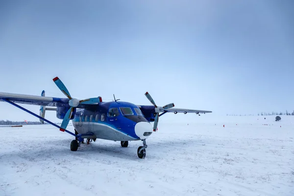 Haranzcy, olkhon island, russland - januar 2020: kleines flugzeug an-28 auf schneebedecktem feld an einem trüben tag — Stockfoto