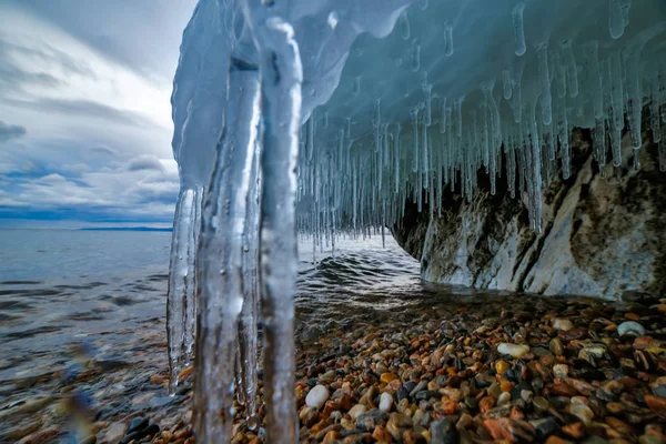 Bajkalské jezero v prosinci večer s rampouchy a kameny — Stock fotografie