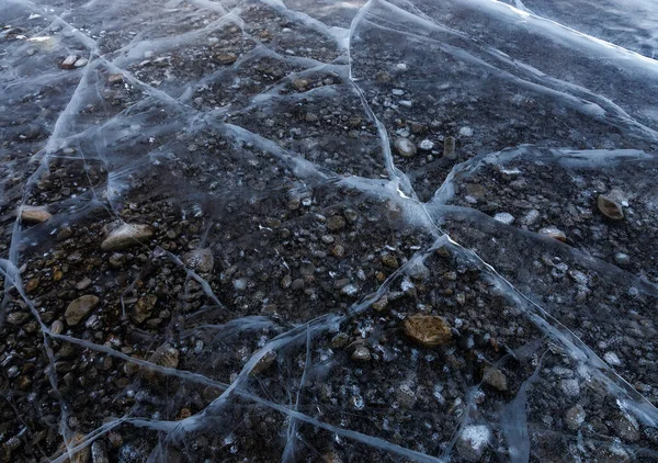 Fond de glace naturelle avec glace transparente avec des pierres fissurées et liées à la glace — Photo