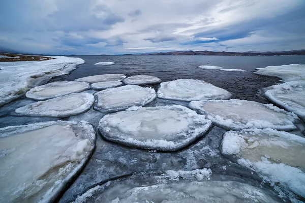 La formazione di ghiaccio di un lago di Baikal congelante in dicembre — Foto Stock