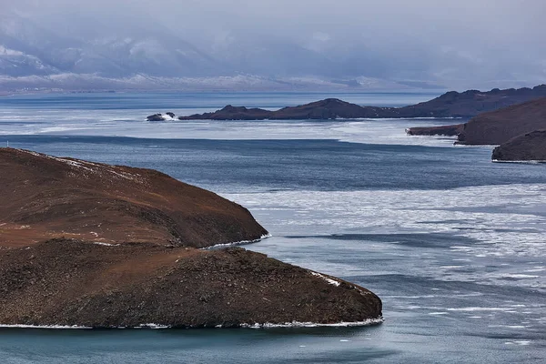 Vista do lago Baikal em dezembro durante o processo de congelamento com costa montanhosa — Fotografia de Stock