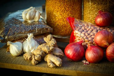 Pirinçli, mercimekli, soğanlı, zencefilli, ahşap yüzeyli fıstıklı bağışlar.