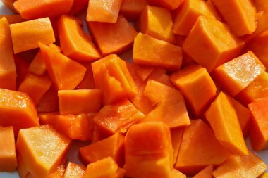 Doğranmış papaya, küçük parçalara bölünmüş. Yakın çekim.