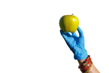 Elma meyvesi tutan mavi lateks eldiven