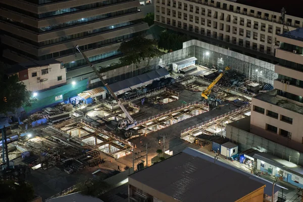 Vista noturna de um canteiro de obras — Fotografia de Stock