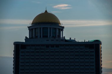 Bangkok, Mayıs 31, 2017: devlet Kulesi Çatı üstünde Sirocco restoran sabah görünümü. Sirocco Tayland en iyi restorandan biridir.