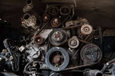 Eski araba motoru hurdalık