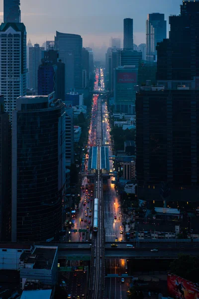 Tráfico por la mañana en la carretera Sathorn en Bangkok, Tailandia —  Fotos de Stock