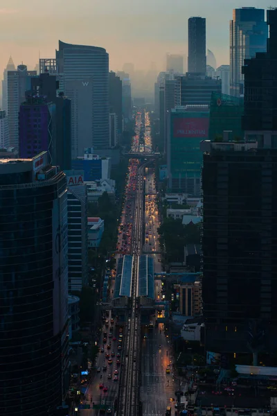 Bangkok, Tayland Sathorn yolda sabah trafik.