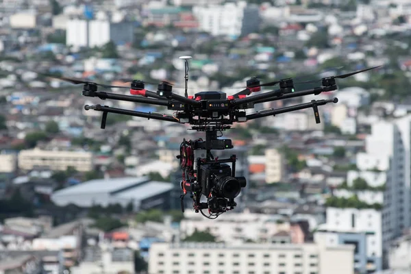 Profesyonel sinema kamera üzerinde konut bu uçan robot