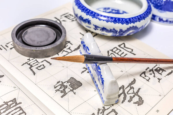 Китайская каллиграфия хранит четыре сокровища
