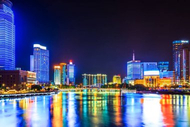 Şehir mimarisi gece manzarası