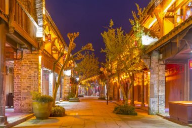 Sichuan antik şehrinin gece manzarası