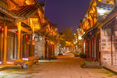 Sichuan antik şehrinin gece manzarası