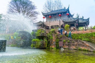 Huanglong Vadisi 'ndeki çeşme manzarası., 