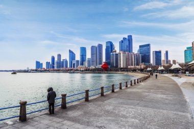 Kentsel mimari manzara ve Qingdao silueti