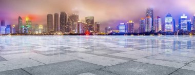 Qingdao şehir mimarisi gece ve ufuk çizgisi