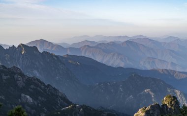 Huangshan Dağı, Çin 'deki güzel dağlar ve nehirler.