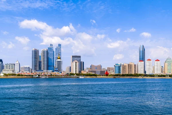 Kentsel mimari manzara ve Qingdao silueti