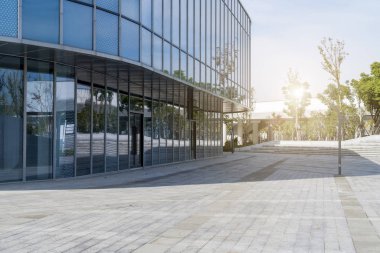 Şehir Finans 'taki meydanın mimari manzarası 