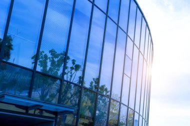 Şehir Finans 'taki meydanın mimari manzarası 