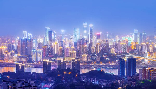 Вид на архитектуру города, ночной вид и панорамный вид
