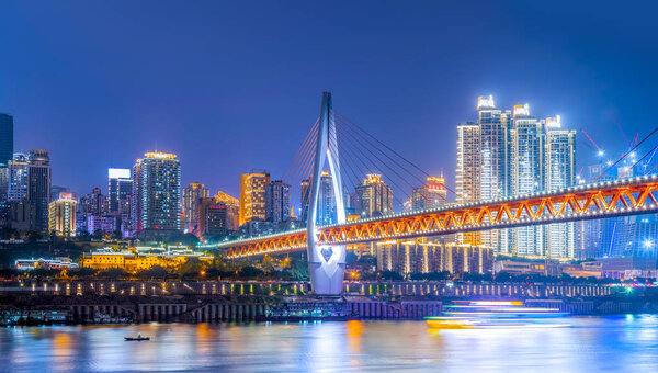 Вид на архитектуру города, ночной вид и панорамный вид
