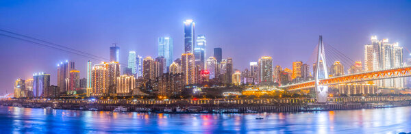 Вид на архитектуру города, ночной вид и панорамный вид
